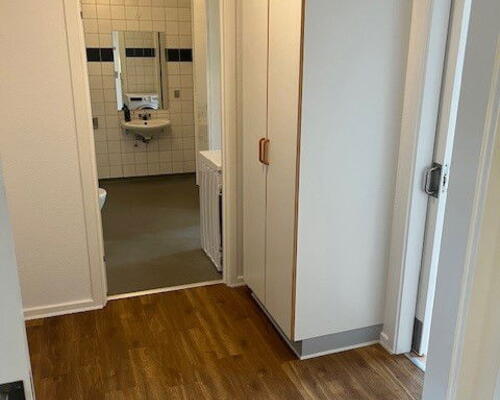 Lys og tilgængelig 2-værelses på 70 m2 nær Aalborg Storcenter – elevator, parkering og egen kombi vask/tør