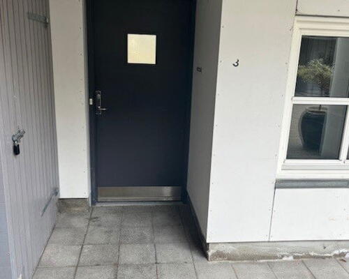 Lys og tilgængelig 2-værelses på 70 m2 nær Aalborg Storcenter – elevator, parkering og egen kombi vask/tør