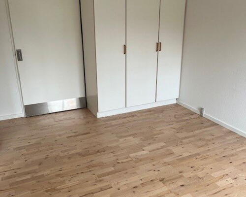 Lys og tilgængelig 2-værelses på 70 m2 nær Aalborg Storcenter – elevator, parkering og egen kombi vask/tør