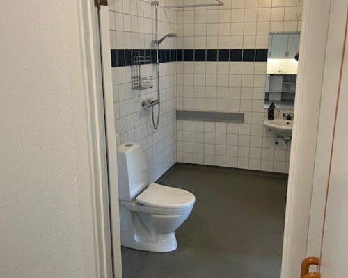 Lys og tilgængelig 2-værelses på 70 m2 nær Aalborg Storcenter – elevator, parkering og egen kombi vask/tør