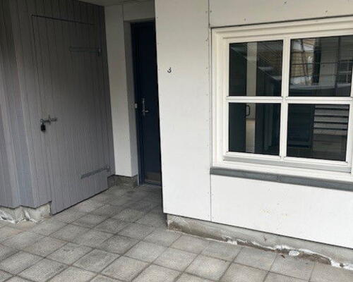 Lys og tilgængelig 2-værelses på 70 m2 nær Aalborg Storcenter – elevator, parkering og egen kombi vask/tør