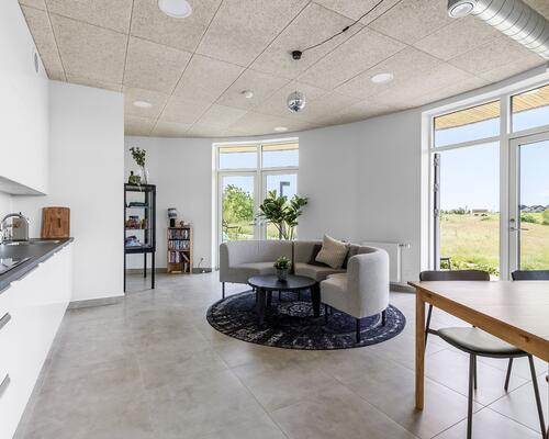 Velindrettet rækkehus i grønne omgivelser ved Kildebjerg, Ry