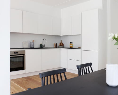 Flot og rummelig 2-plans rækkehus med moderne køkken, god planløsning med plads til familien og egen have. - Ingen bindingsperiode!