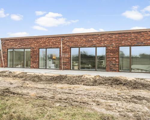 Nyt familievenligt rækkehus i Snejbjerg med privat have/terrasse og mulighed for ladestander.