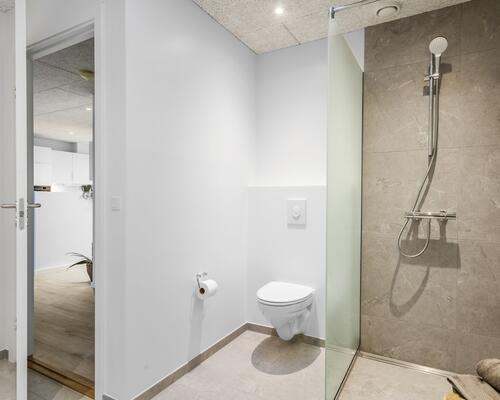 Nyt familievenligt rækkehus i Snejbjerg med privat have/terrasse og mulighed for ladestander.