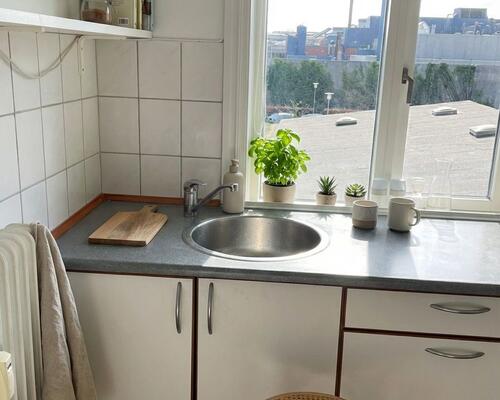 Lys 3-værelses med altan, parkering og egen vaskemaskine – 88 m2 klar til indflytning