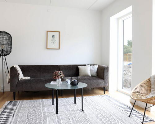 Flot 4-værelses rækkehus med lyst materialevalg, ekstra opbevarings plads og dejlig sydvendt terrasse og have - Ingen bindingsperiode!