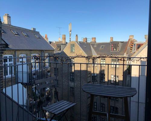 Lækker penthouse lejlighed med altan | København K