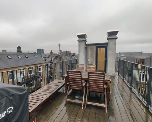 Lækker penthouse lejlighed med altan | København K