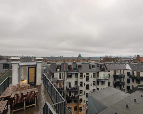Lækker penthouse lejlighed med altan | København K