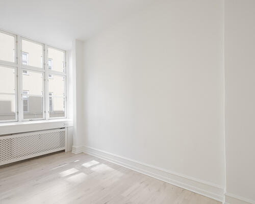 Lys bolig med gode indretningsmuligheder i Frederiksstaden