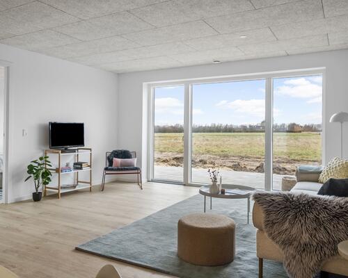 Familievenligt nyopført rækkehus i Snejbjerg med privat have/terrasse og mulighed for ladestander.