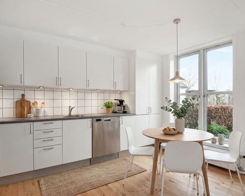 Lyst 3-værelses rækkehus i to plan med privat terrasse, parkering og ladestander på området – husdyr tilladt