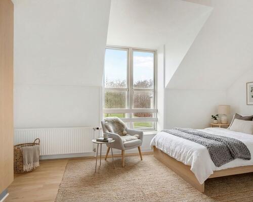 Lyst 3-værelses rækkehus i to plan med privat terrasse, parkering og ladestander på området – husdyr tilladt