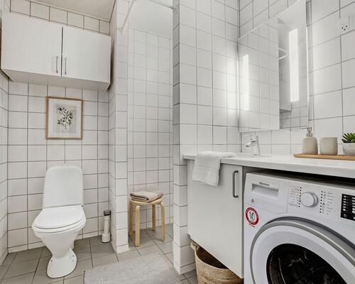 Lyst 3-værelses rækkehus i to plan med privat terrasse, parkering og ladestander på området – husdyr tilladt