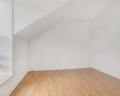 Lyst 3-værelses rækkehus i to plan med privat terrasse, parkering og ladestander på området – husdyr tilladt