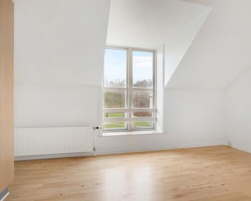 Lyst 3-værelses rækkehus i to plan med privat terrasse, parkering og ladestander på området – husdyr tilladt