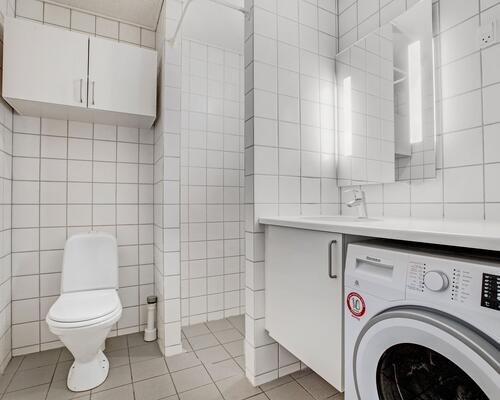 Lyst 3-værelses rækkehus i to plan med privat terrasse, parkering og ladestander på området – husdyr tilladt