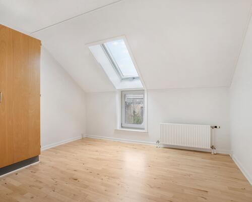 Lyst 3-værelses rækkehus i to plan med privat terrasse, parkering og ladestander på området – husdyr tilladt