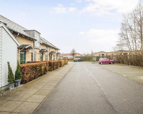 Lyst 3-værelses rækkehus i to plan med privat terrasse, parkering og ladestander på området – husdyr tilladt