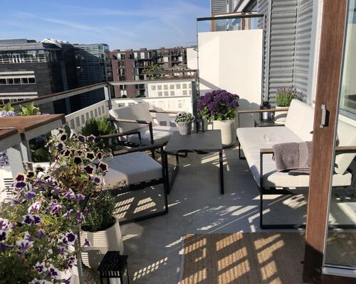 Skøn lejlighed med  vandudsigt og stor altan på 20 m2.