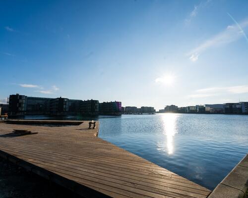 Skøn lejlighed med  vandudsigt og stor altan på 20 m2.
