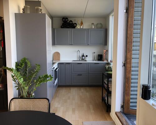 Skøn lejlighed med  vandudsigt og stor altan på 20 m2.