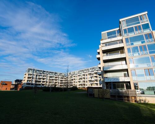 Skøn lejlighed med  vandudsigt og stor altan på 20 m2.