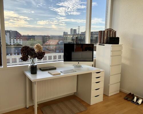 Skøn lejlighed med  vandudsigt og stor altan på 20 m2.