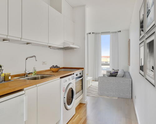 Skøn 1-værelses lejlighed med central placering tæt på indkøb og offentlig transport!