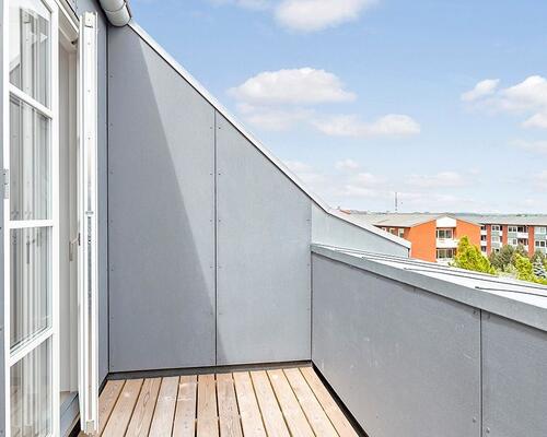 Lækker taglejlighed med altan/tagterrasse.