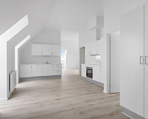 Lækker taglejlighed med altan/tagterrasse.