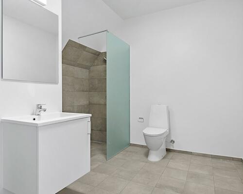 Lækker taglejlighed med altan/tagterrasse.