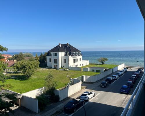 Flot og total istandsat møbleret lejlighed med skøn beliggenhed på Lille Strandvej