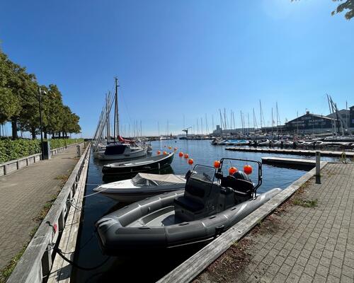 Flot og total istandsat møbleret lejlighed med skøn beliggenhed på Lille Strandvej