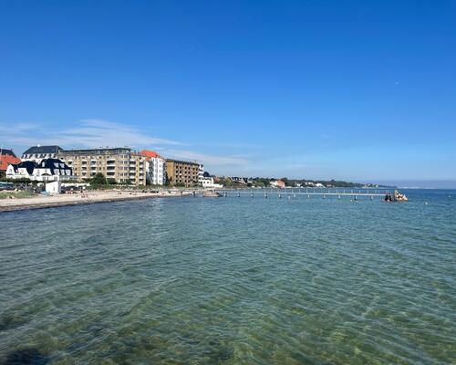 Flot og total istandsat møbleret lejlighed med skøn beliggenhed på Lille Strandvej