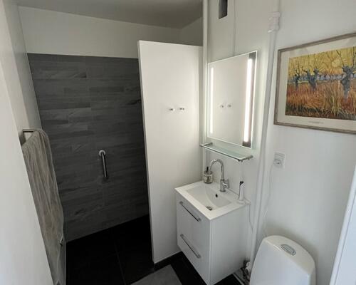 Flot og total istandsat møbleret lejlighed med skøn beliggenhed på Lille Strandvej