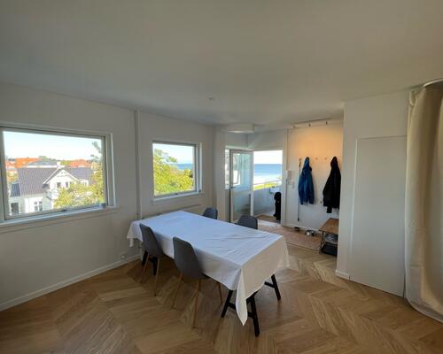 Flot og total istandsat møbleret lejlighed med skøn beliggenhed på Lille Strandvej