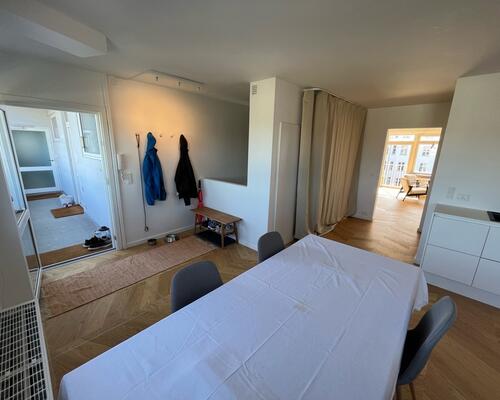 Flot og total istandsat møbleret lejlighed med skøn beliggenhed på Lille Strandvej