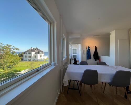 Flot og total istandsat møbleret lejlighed med skøn beliggenhed på Lille Strandvej