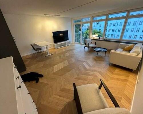 Flot og total istandsat møbleret lejlighed med skøn beliggenhed på Lille Strandvej