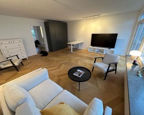 Flot og total istandsat møbleret lejlighed med skøn beliggenhed på Lille Strandvej