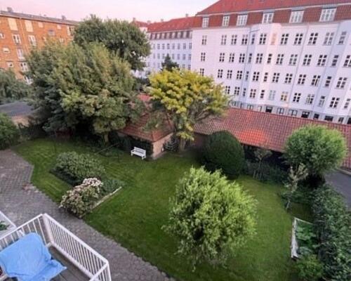 Flot og total istandsat møbleret lejlighed med skøn beliggenhed på Lille Strandvej