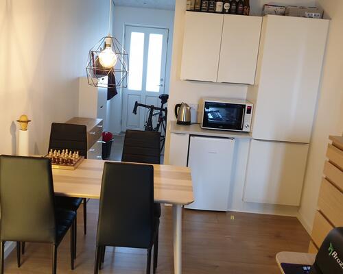 Nyistandsat 1 vær. lejlighed med eget bad/toilet, inkl. alt.