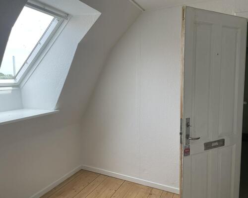 Nydelig 2. værelses lejlighed med synlige bjælker og masser af atmosfære