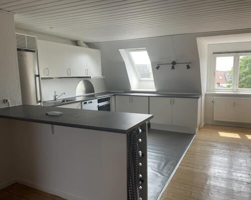 Nydelig 2. værelses lejlighed med synlige bjælker og masser af atmosfære