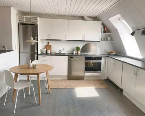 Nydelig 2. værelses lejlighed med synlige bjælker og masser af atmosfære