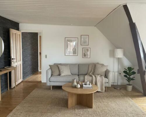 Nydelig 2. værelses lejlighed med synlige bjælker og masser af atmosfære