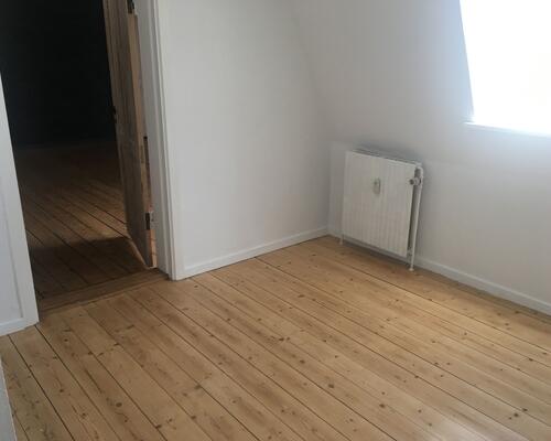 Nydelig 2. værelses lejlighed med synlige bjælker og masser af atmosfære