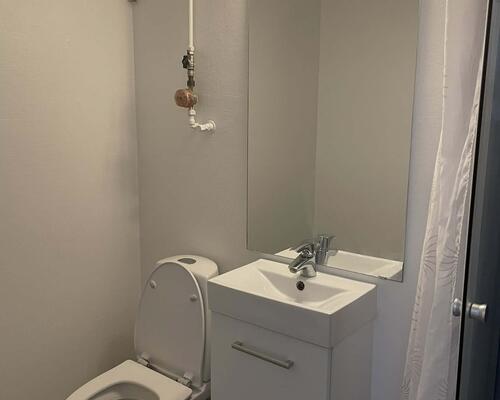 Nydelig 2. værelses lejlighed med synlige bjælker og masser af atmosfære